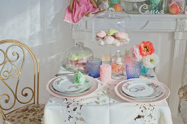 Воздушная мятно-голубая свадьба Даши и Ярослава, декор стола жениха и невесты