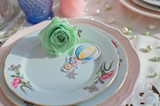 Воздушная мятно-голубая свадьба Даши и Ярослава, тарелки на столе у жениха и невесты