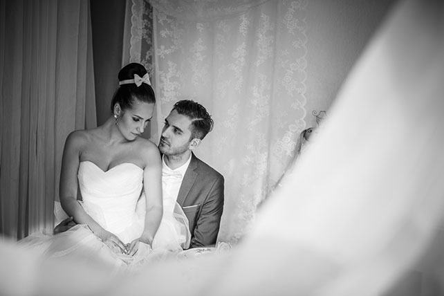Воздушная мятно-голубая свадьба Даши и Ярослава, фотосессия жениха и невесты в чёрно-белом варианте