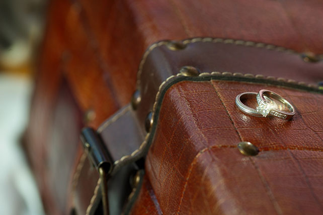 Воздушная мятно-голубая свадьба Даши и Ярослава, обручальные кольца на сундуке