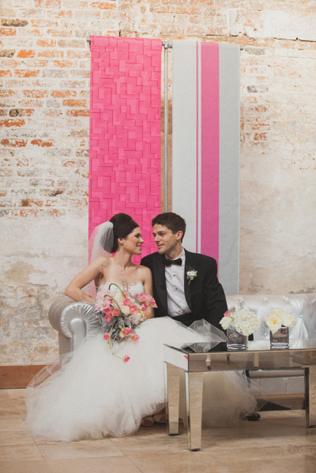 Молодожены на диване