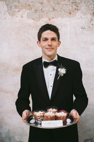 Жених со сладостями