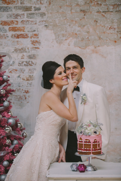 Молодожены и торт