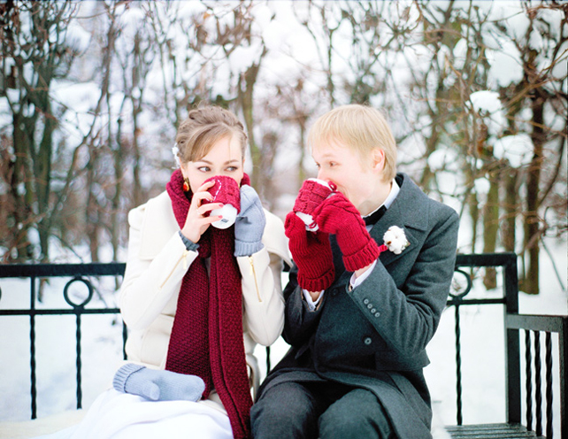 Жених и невеста пьют кофе