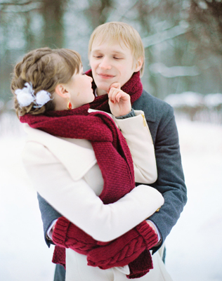 Жених и невеста обнимаются