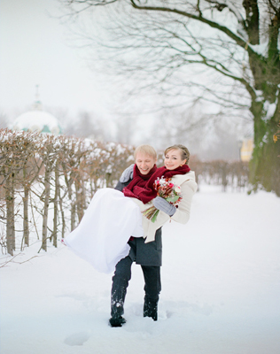 Жених несет невесту на руках