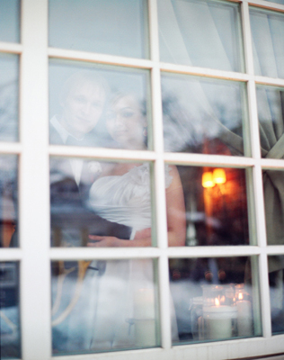 Молодожены в окне