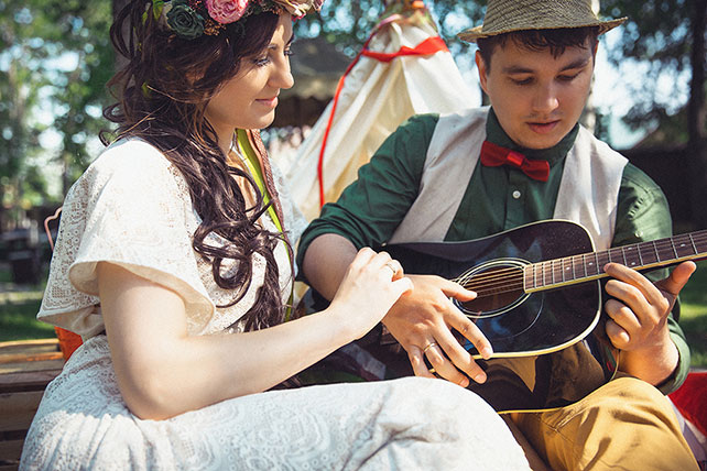 яркая деревенская свадьба, жених и невеста