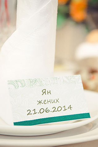 яркая деревенская свадьба, рассадочные карточки