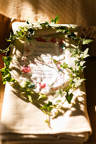 Яркая свадьба с красными акцентами, приглашение