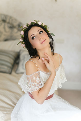 Яркая свадьба с красными акцентами, образ невесты