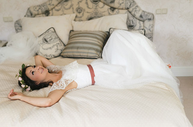 Яркая свадьба с красными акцентами, образ невесты