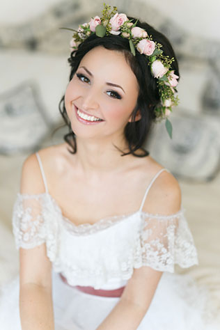 Яркая свадьба с красными акцентами, образ невесты