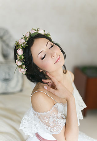 Яркая свадьба с красными акцентами, образ невесты