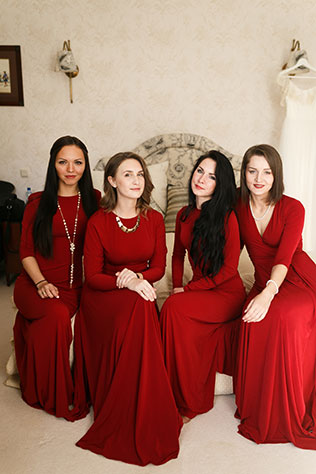 Яркая свадьба с красными акцентами, подружки невесты