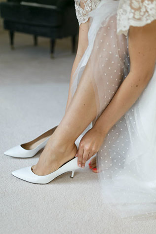 Яркая свадьба с красными акцентами, туфли невесты