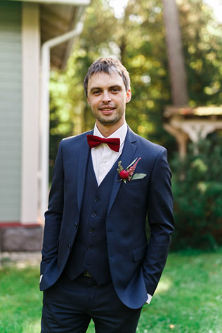 Яркая свадьба с красными акцентами, образ жениха