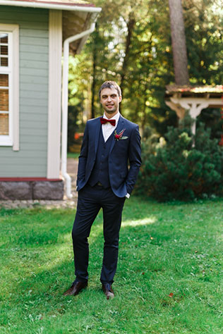 Яркая свадьба с красными акцентами, образ жениха