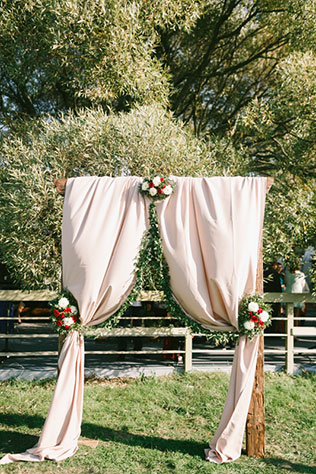 Яркая свадьба с красными акцентами, свадебная арка