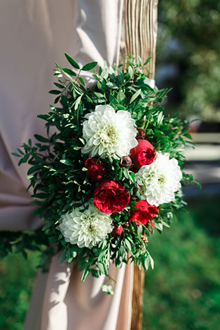 Яркая свадьба с красными акцентами, флористика
