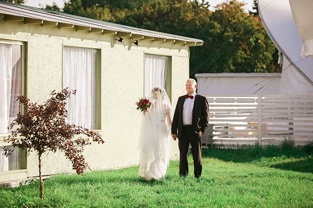 Яркая свадьба с красными акцентами, невеста с отцом