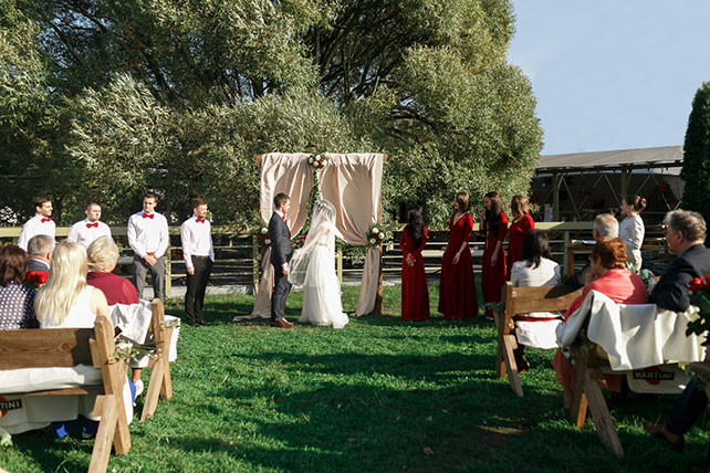 Яркая свадьба с красными акцентами, церемония