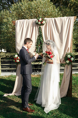 Яркая свадьба с красными акцентами, церемония