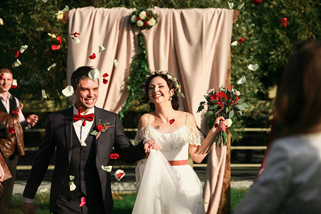 Яркая свадьба с красными акцентами, церемония