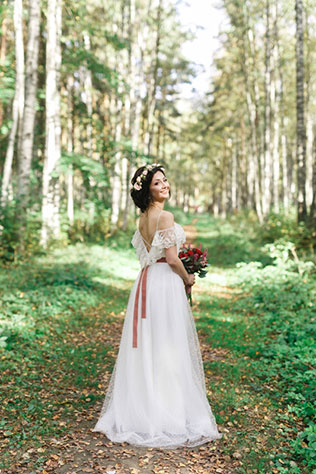 Яркая свадьба с красными акцентами, невеста в лесу