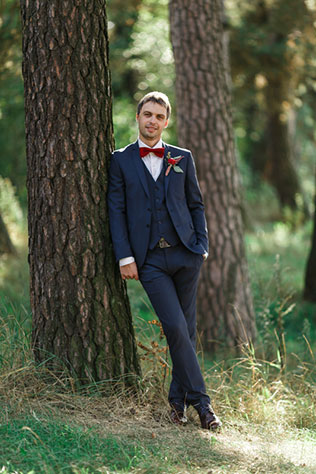 Яркая свадьба с красными акцентами, образ жениха