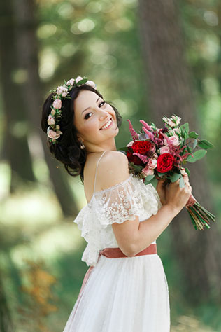 Яркая свадьба с красными акцентами, образ невесты