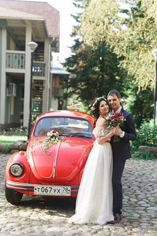 Яркая свадьба с красными акцентами, свадебный автомобиль