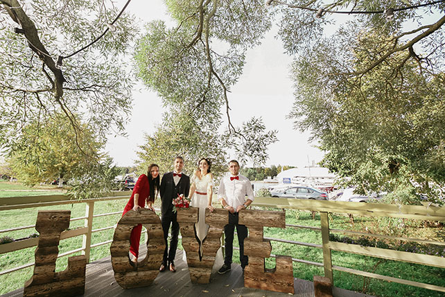 Яркая свадьба с красными акцентами, объемные буквы из дерева