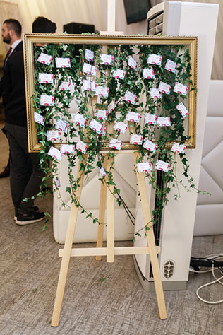 Яркая свадьба с красными акцентами, план рассадки гостей