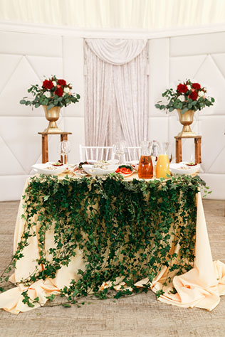 Яркая свадьба с красными акцентами, стол молодожен