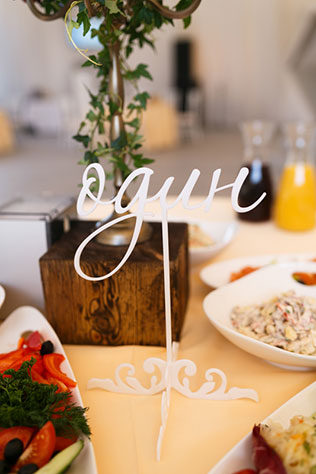 Яркая свадьба с красными акцентами, нумирация стола