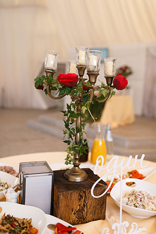 Яркая свадьба с красными акцентами, подсвечник в декоре