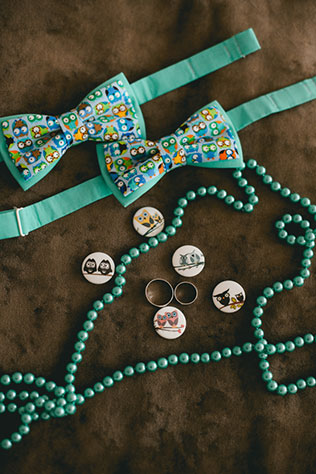 яркая свадьба с совами, бабочки друзей жениха с совами, запонки с совами