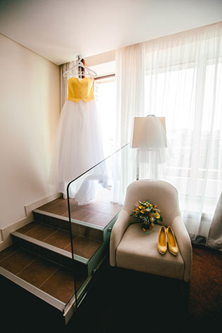 яркая свадьба с совами, платье, туфли, букет невесты