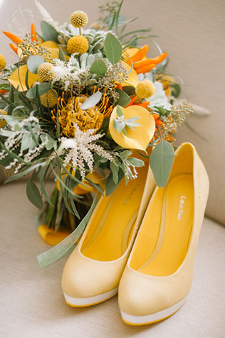 яркая свадьба с совами, желтые туфли и букет невесты