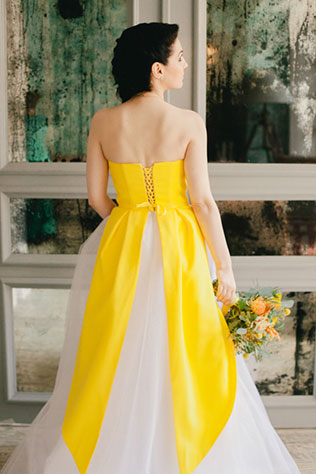 яркая свадьба с совами, платье невесты