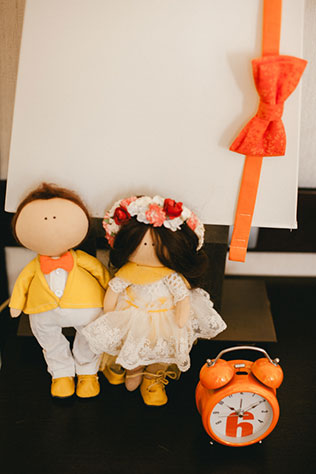 яркая свадьба с совами, детали свадьбы, оранжевая бабочка жениха, жених и невеста тильда