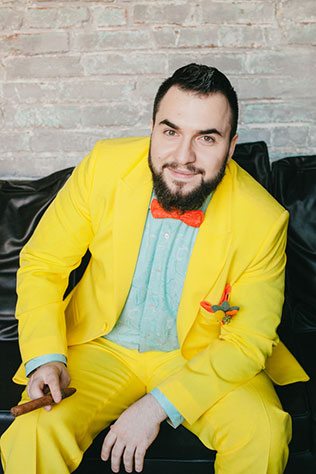 яркая свадьба с совами, жених в желтом костюме