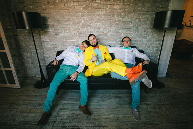 яркая свадьба с совами, друзья жениха в бирюзовых брюках и бабочках