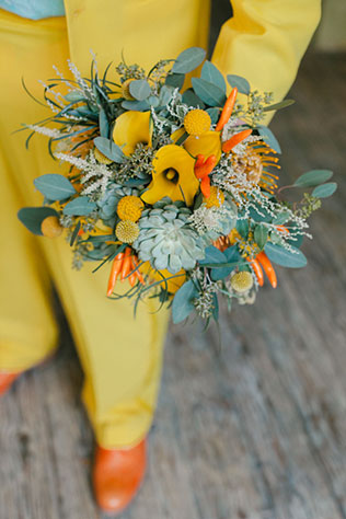яркая свадьба с совами, жедтый костюм жениха, букет невесты в желтых тонах