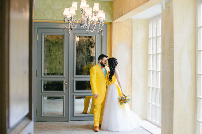 яркая свадьба с совами, яркие жених и невеста