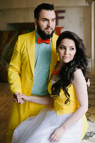 яркая свадьба с совами, яркие жених и невеста