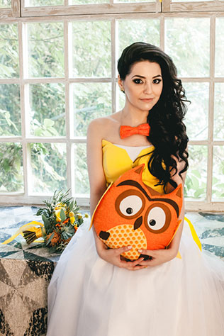 яркая свадьба с совами, образ невесты, подушка с совой