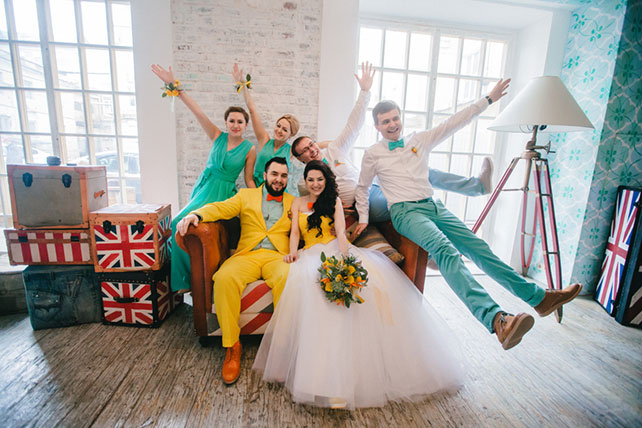 яркая свадьба с совами, яркие жених и невеста, подружки невесты, друзья жениха