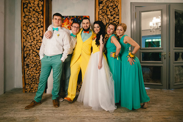 яркая свадьба с совами, яркие жених и невеста, подружки невесты, друзья жениха
